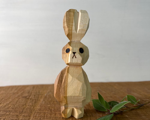 ウサギの木彫り　和歌山　龍神村 手乗りウサギのルルちゃん シンプルな小さい木彫り、彫っている