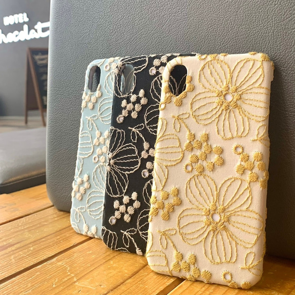 刺繍のペチュニア咲く　iPhoneケース 1枚目の画像