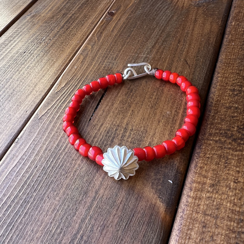 ホワイトハーツビーズ、シルバー925コンチョ付ブレスレット