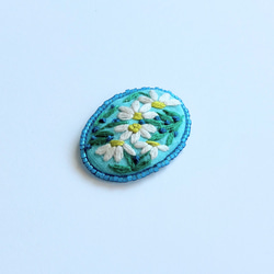 ビーズで飾ったカモミールの小さな刺繍ブローチ【botanical】#253 5枚目の画像
