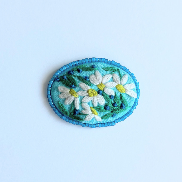 ビーズで飾ったカモミールの小さな刺繍ブローチ【botanical】#253 1枚目の画像