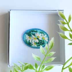 ビーズで飾ったカモミールの小さな刺繍ブローチ【botanical】#253 4枚目の画像