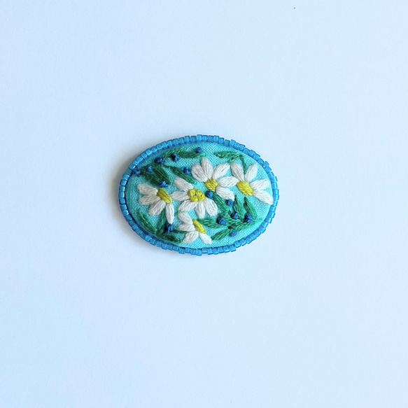 ビーズで飾ったカモミールの小さな刺繍ブローチ【botanical】#253 2枚目の画像