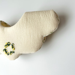 ぽこぽこガーゼのミモザのスタイ　刺繍スタイ　ふわふわで厚みのあるスタイ　吸収力バツグン　お呼ばれ出産祝いにも　名入れ可能 2枚目の画像