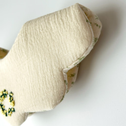 ぽこぽこガーゼのミモザのスタイ　刺繍スタイ　ふわふわで厚みのあるスタイ　吸収力バツグン　お呼ばれ出産祝いにも　名入れ可能 5枚目の画像