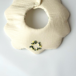 ぽこぽこガーゼのミモザのスタイ　刺繍スタイ　ふわふわで厚みのあるスタイ　吸収力バツグン　お呼ばれ出産祝いにも　名入れ可能 7枚目の画像