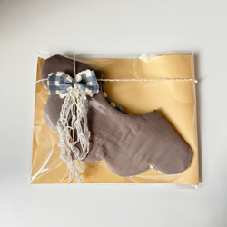ぽこぽこガーゼのミモザのスタイ　刺繍スタイ　ふわふわで厚みのあるスタイ　吸収力バツグン　お呼ばれ出産祝いにも　名入れ可能 18枚目の画像