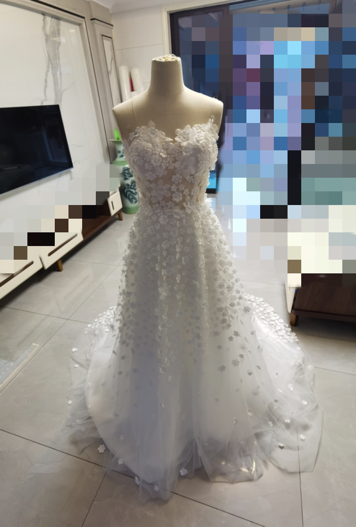 美品！パーティードレス オフホワイト ベアトップ 花モチーフ パール 背中見せ 披露宴/前撮り