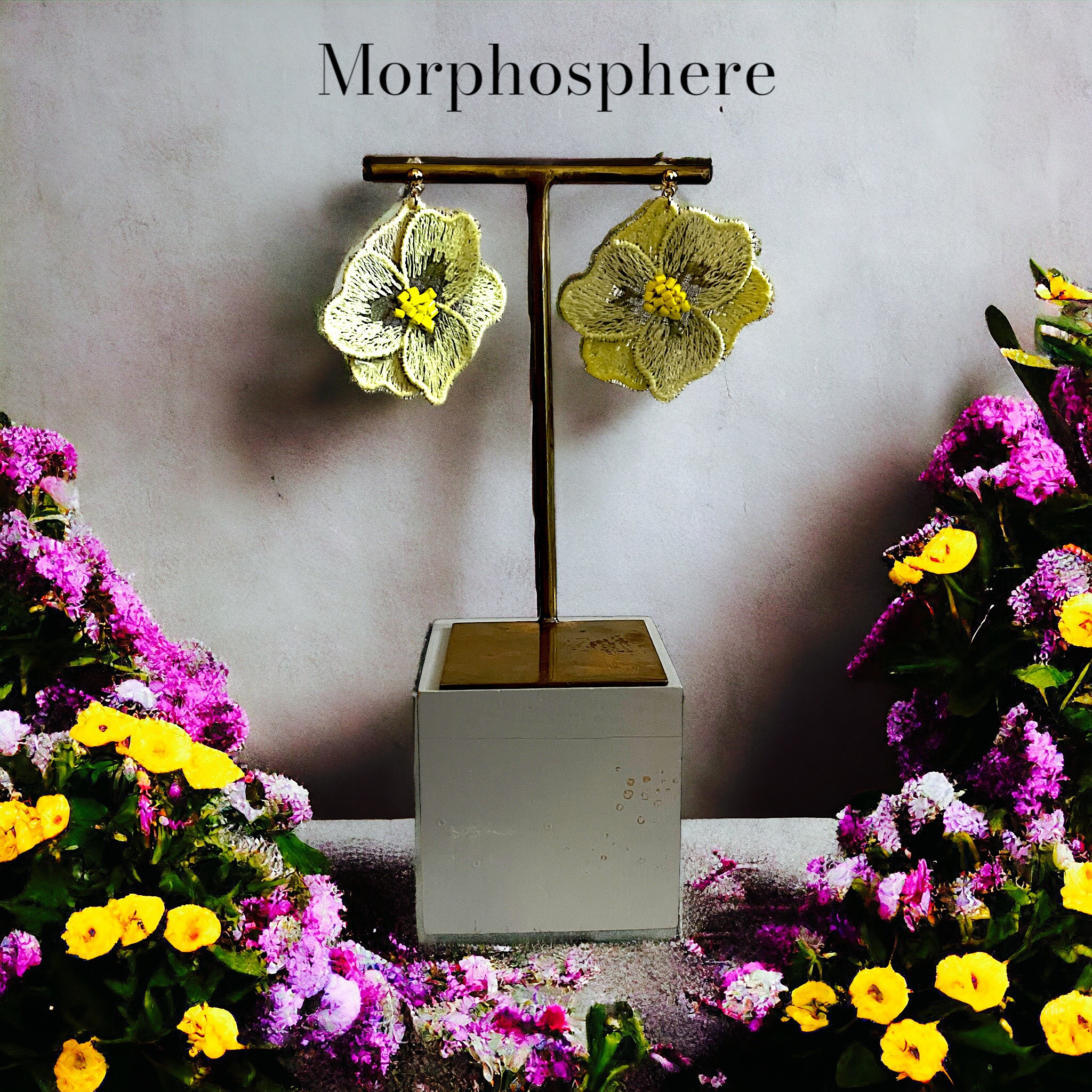 染めと刺繍のアクセサリーtint　 パンジーピアス レイヤータイプ　月色