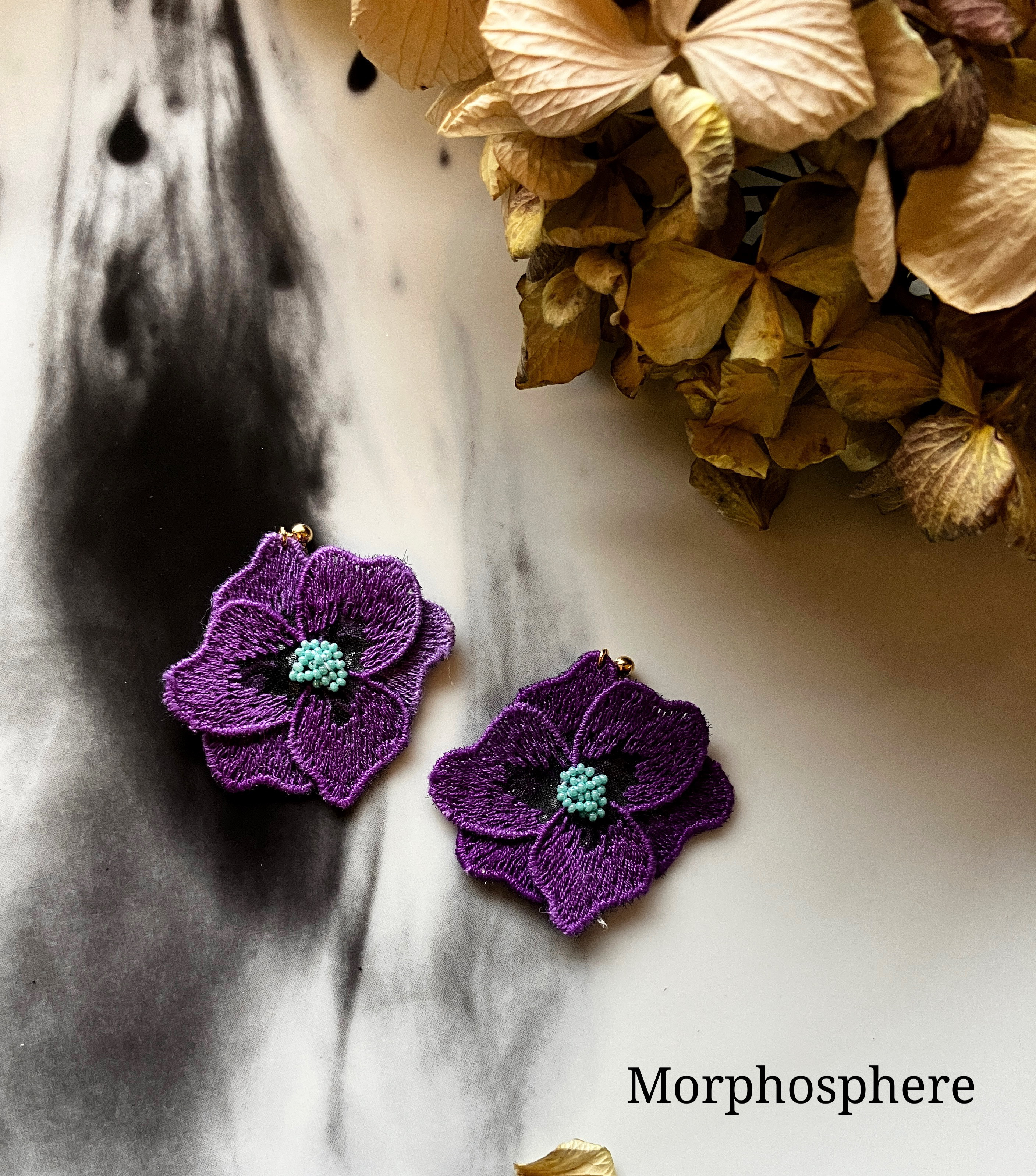 染めと刺繍のアクセサリーtint　 パンジーピアス レイヤータイプ　ベルベットパープル