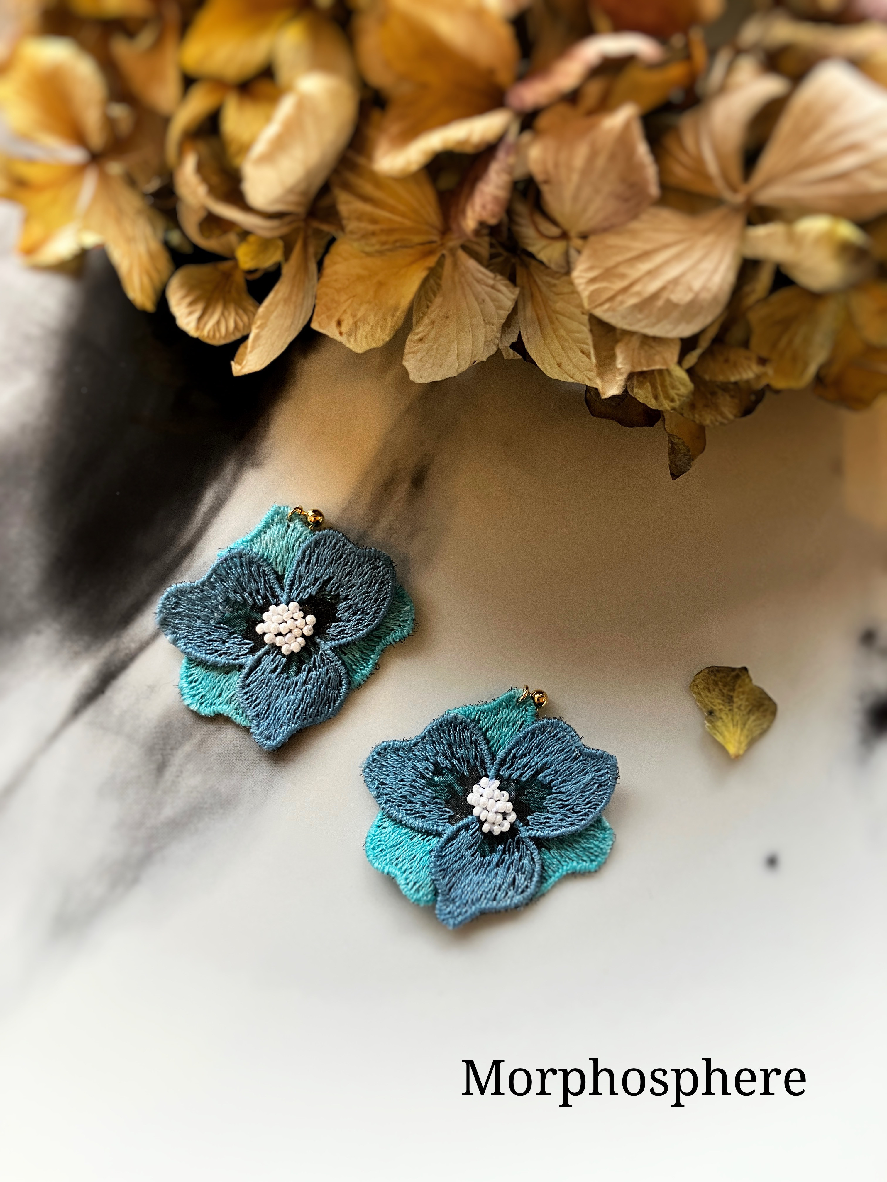 染めと刺繍のアクセサリーtint　 パンジーピアス レイヤータイプ　ブルーコントラスト