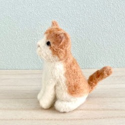 ちょこっとおすわり　羊毛フェルトの猫のぬいぐるみ　 4枚目の画像