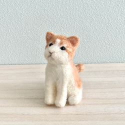 ちょこっとおすわり　羊毛フェルトの猫のぬいぐるみ　 2枚目の画像