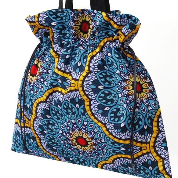 【晴れやかブルー2024】アフリカ布の巾着バッグ（ アラベスク ）トート 大きめ アフリカンプリント 5枚目の画像
