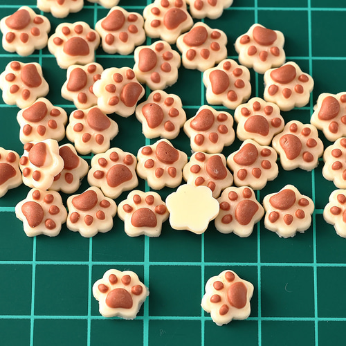 デコパーツ 肉球 猫 アイボリー 10mm 動物 300個 アニマル 3D