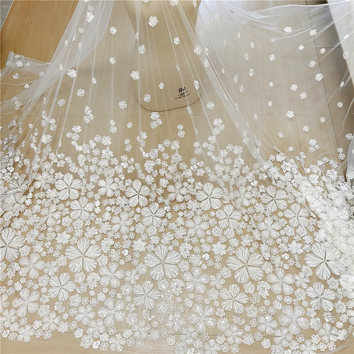 チュールレース スパンコール付き 落ちた花の刺繍 エンブロイ