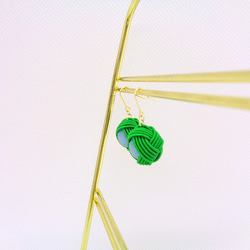 ブルークォーツの揺れる玉結びピアス　緑 6枚目の画像