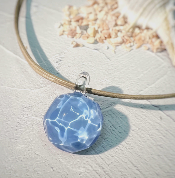 Sea glass pendant　ラウンドタイプ＊ライトブルー 1枚目の画像