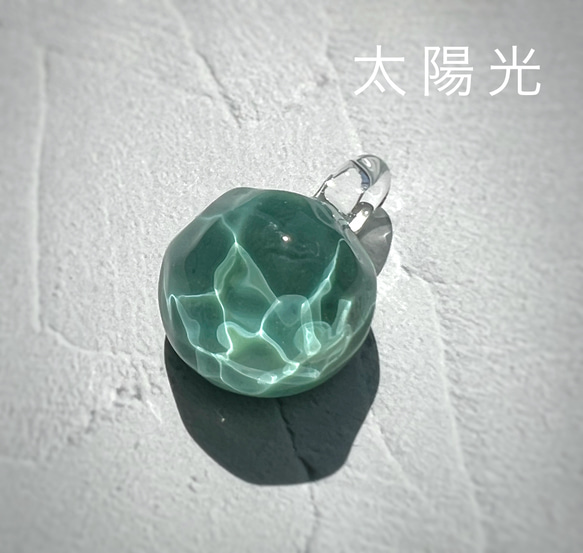 Sea glass pendant ラウンドタイプ＊エメラルドグリーン 3枚目の画像