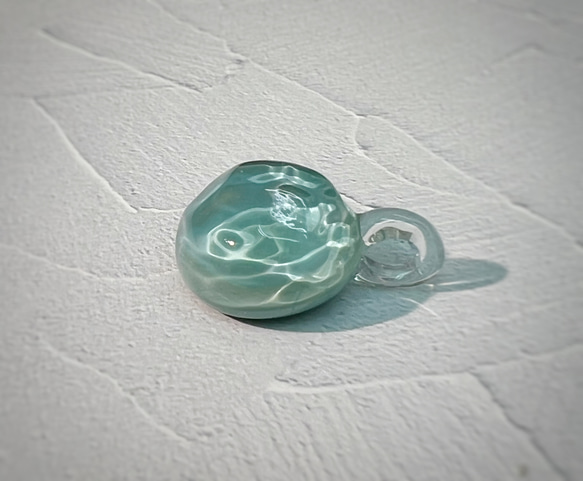 Sea glass pendant ラウンドタイプ＊エメラルドグリーン 5枚目の画像