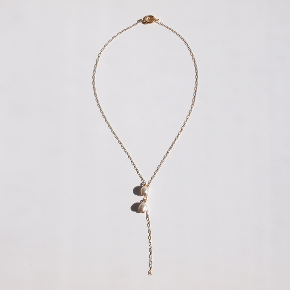 芽珍珠 Y 形項鍊 - 雕刻珍珠和金粉首飾 - 多方式排列 第3張的照片