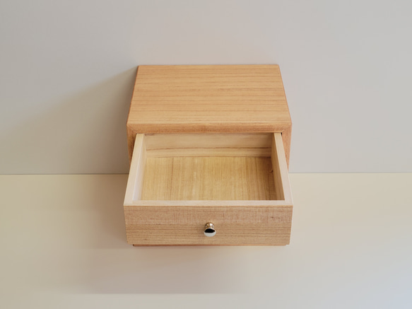 桐箱屋が作る　桐の二段小物入れ　玄関やリビングに　ハンコや鍵、アクセサリー等　ちょっとしたモノを入れて置いてみませんか？ 9枚目の画像