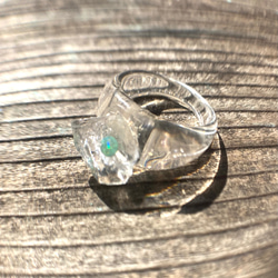 オパールが閉じ込められた鉱石の指輪 エメラルドグリーン　Opal Ring☆ゆったりサイズ 10枚目の画像