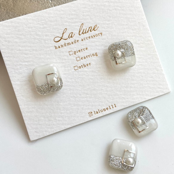 シルバーラメ × ホワイト の バイカラー スクエア ピアス（イヤリング  