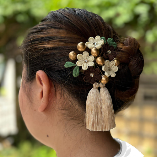 ヴィンテージ ブローチ　女性の横顔　花の髪飾りとコサージュ ヴィンテージ ブローチ 女性の横顔 花の髪飾りとコサージュ