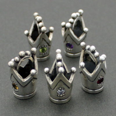 キラキラ光る王冠のティンクラウンペンダント「TWINKROWN」