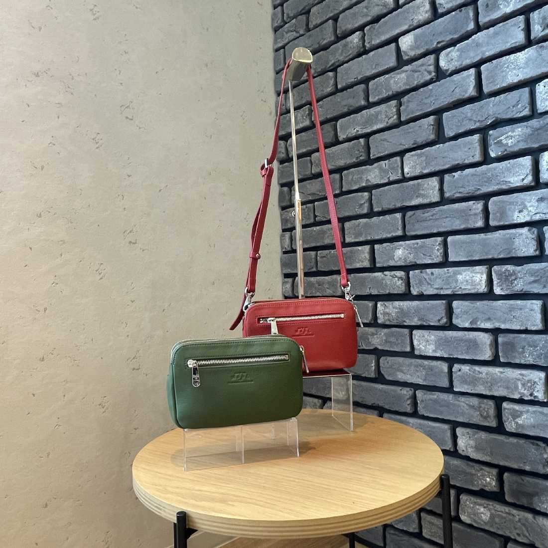 MahL+81　akkit〈アキット〉　本革　マルチポケット　ショルダーバッグ