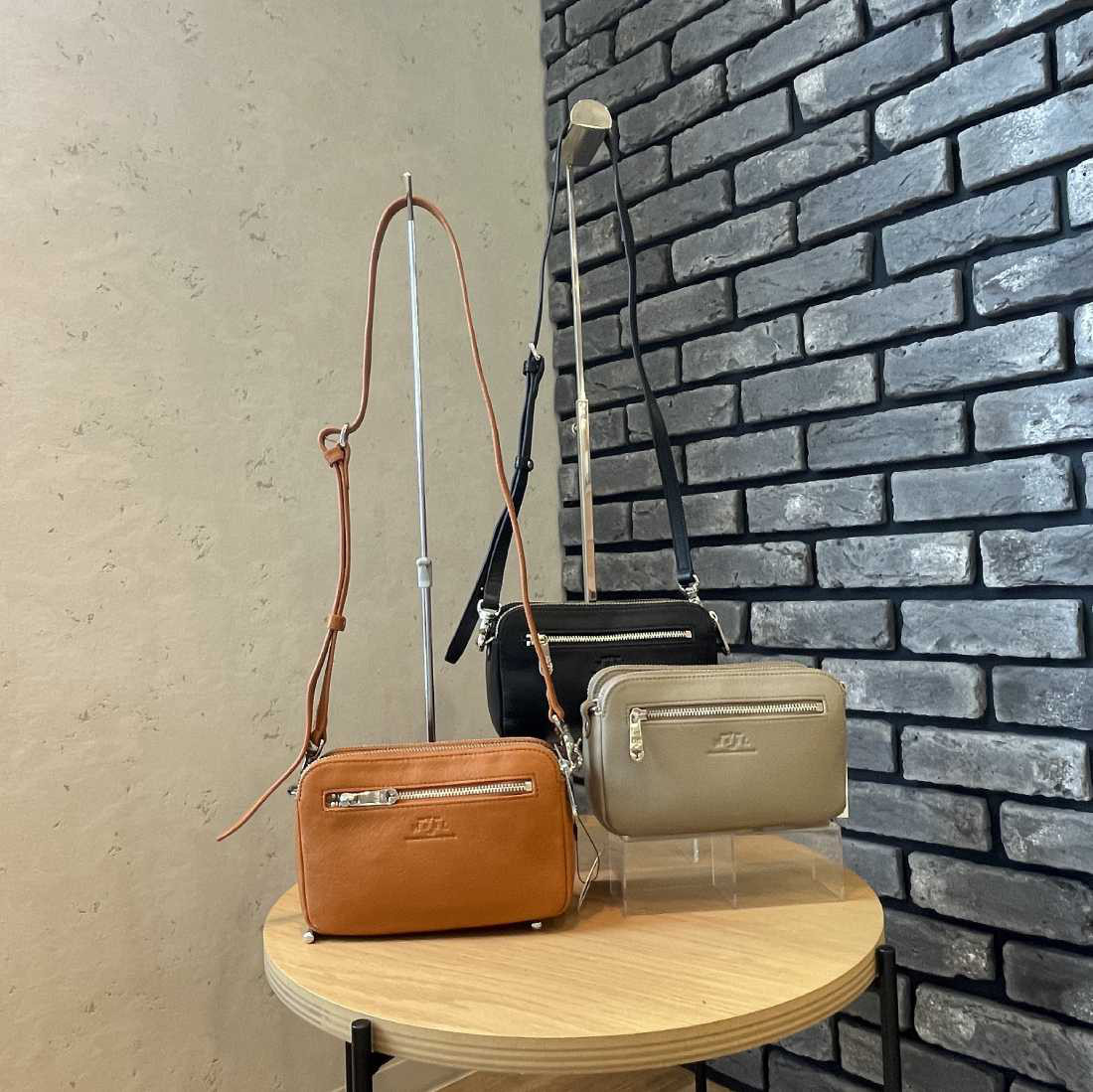 MahL+81　akkit〈アキット〉　本革　マルチポケット　ショルダーバッグ皮、革、レザー