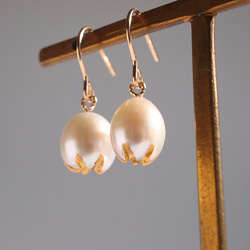芽珍珠耳環 - 雕刻珍珠和金粉的首飾 - 獎勵母親節禮物 第2張的照片