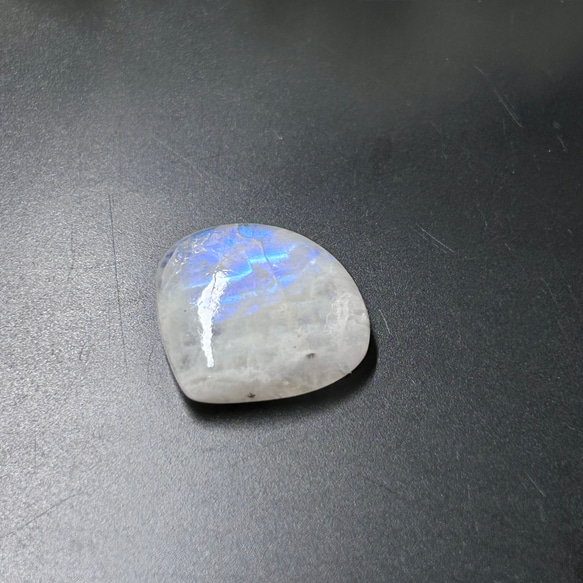 マクラメ用　ルース　天然石 ホワイトラブラドライト　20ｍｍ　マロン（栗）型 8枚目の画像