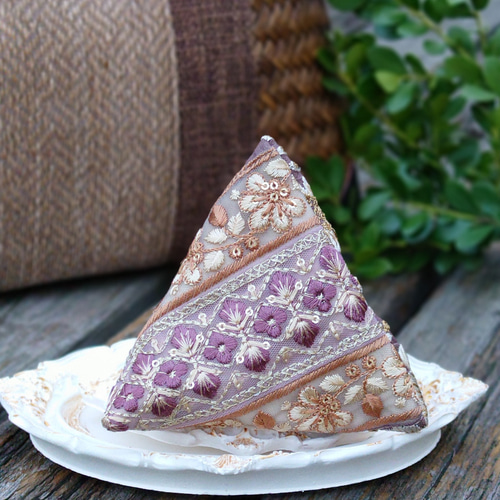 送料無料インド刺繍リボンの三角ポーチ(テトラポーチ・手のひらサイズ
