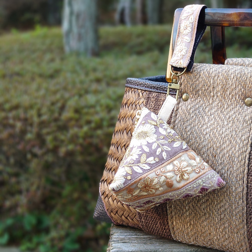送料無料インド刺繍リボンの三角ポーチ(テトラポーチ・手のひら