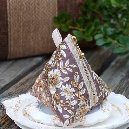 送料無料インド刺繍リボンの三角ポーチ(テトラポーチ・手のひらサイズ