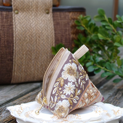 送料無料インド刺繍リボンの三角ポーチ(テトラポーチ・手のひらサイズ