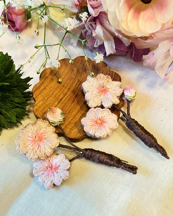 桜　立体刺繍ブローチ 1枚目の画像