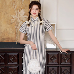 レトロな黒と白の縦縞の長い古代スタイルのフル前立てチャイナ ドレスの女の子の新しい中国風の改良されたドレス 1枚目の画像