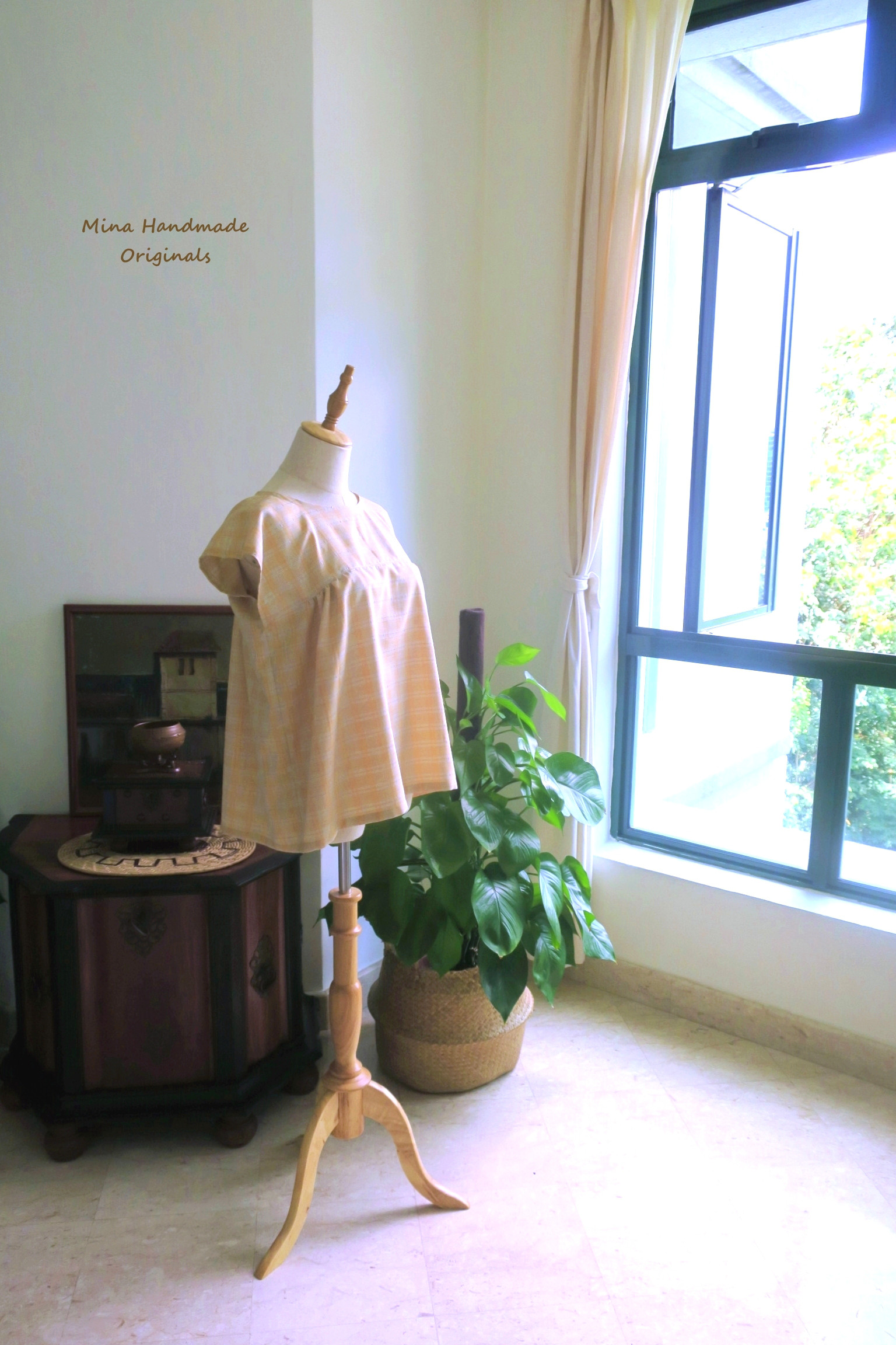 ふんわりブラウス（クリーム色）・アイロン不要・丸洗いOK・シンガポールから送料無料