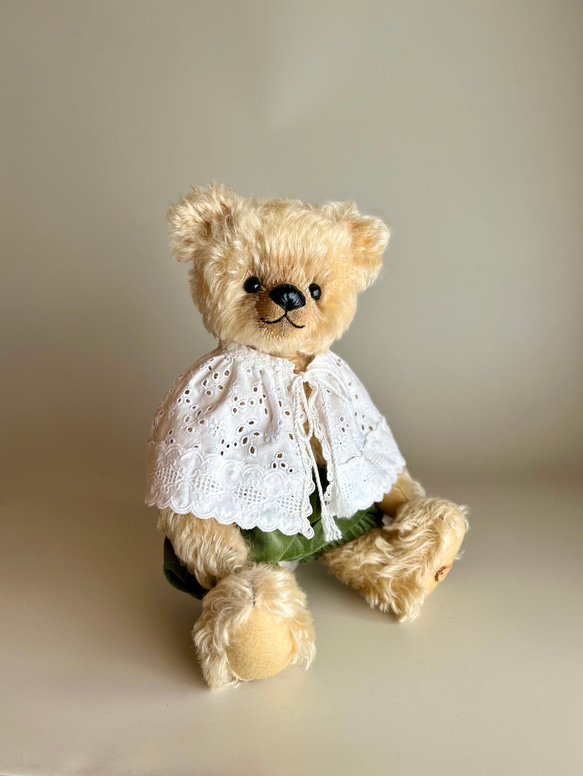 グレーモヘアのテディベア　レース襟付き　30cm テディベアのお洋服【Lサイズ】 コットンレースケープ（ホワイト