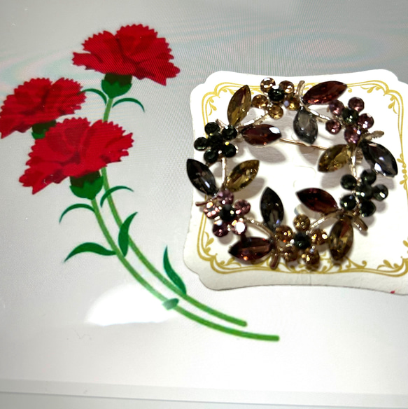 521 クリスタルガラスの花びらに、葉の綺麗なシックなサークルブローチＡ 2枚目の画像