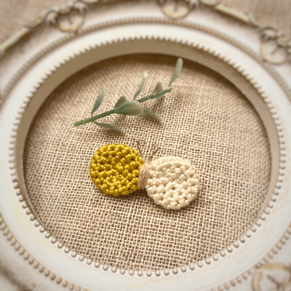 butterfly crochetのブローチ  mustard yellow・ivory 3枚目の画像