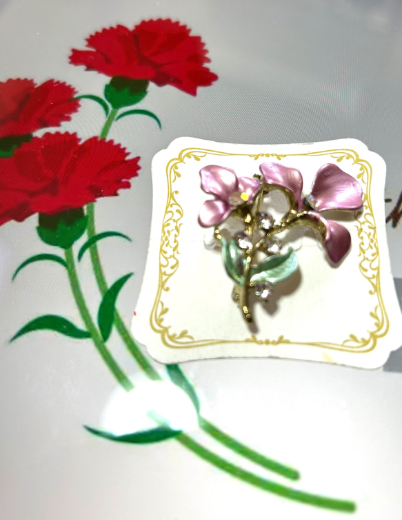 523 パープルの花びらと、ピースダイヤがついた花のブローチＡ 1枚目の画像