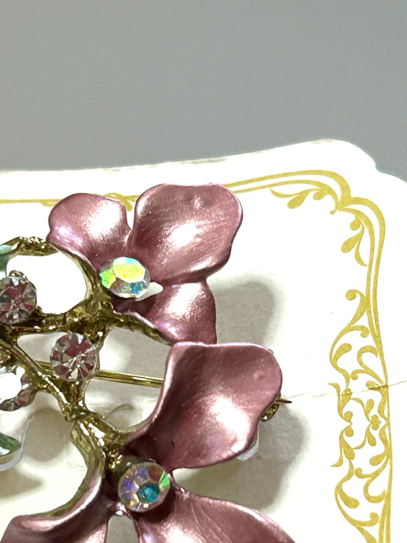 523 パープルの花びらと、ピースダイヤがついた花のブローチＡ 4枚目の画像