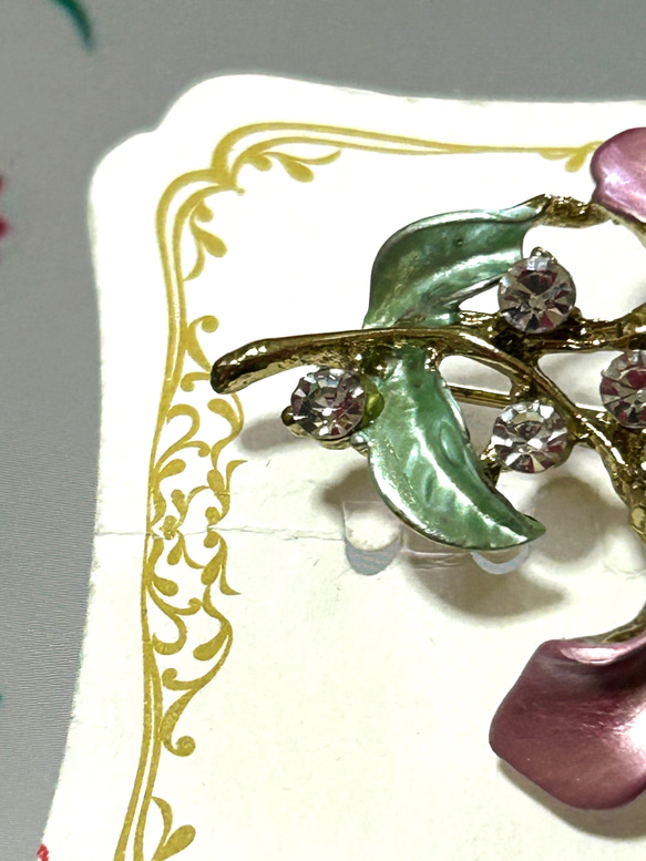 523 パープルの花びらと、ピースダイヤがついた花のブローチＡ 6枚目の画像