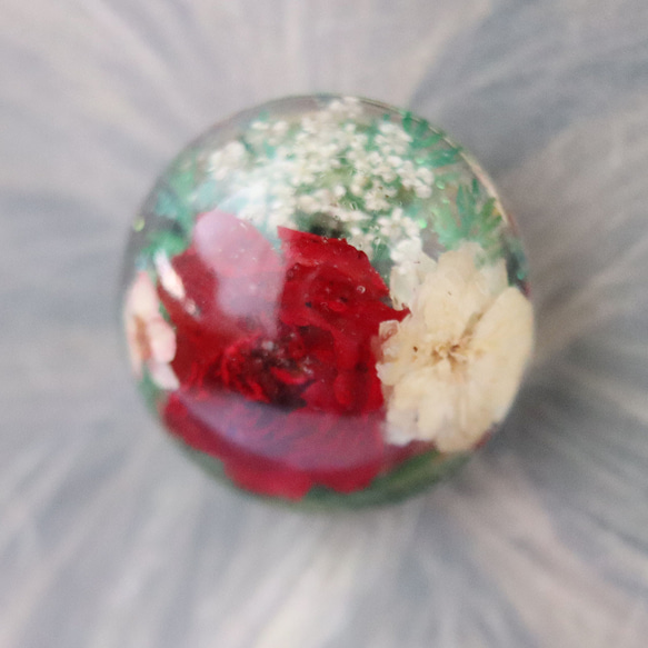 【ramillete 小さな花束】赤バラとコデマリのヘアゴム（丸型） 7枚目の画像