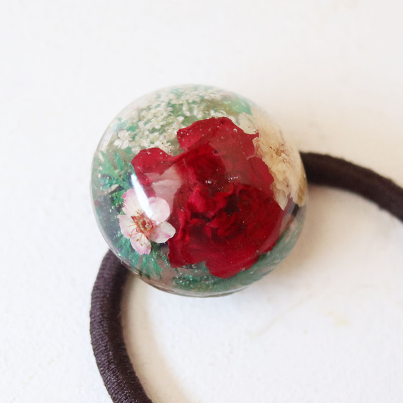 【ramillete 小さな花束】赤バラとコデマリのヘアゴム（丸型） 2枚目の画像