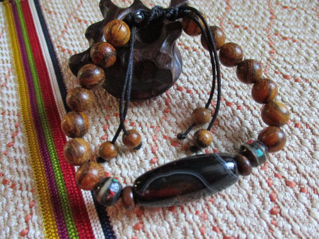 西蔵瑪瑙珠と虎皮楠沈香のお紐仕立てブレスレット